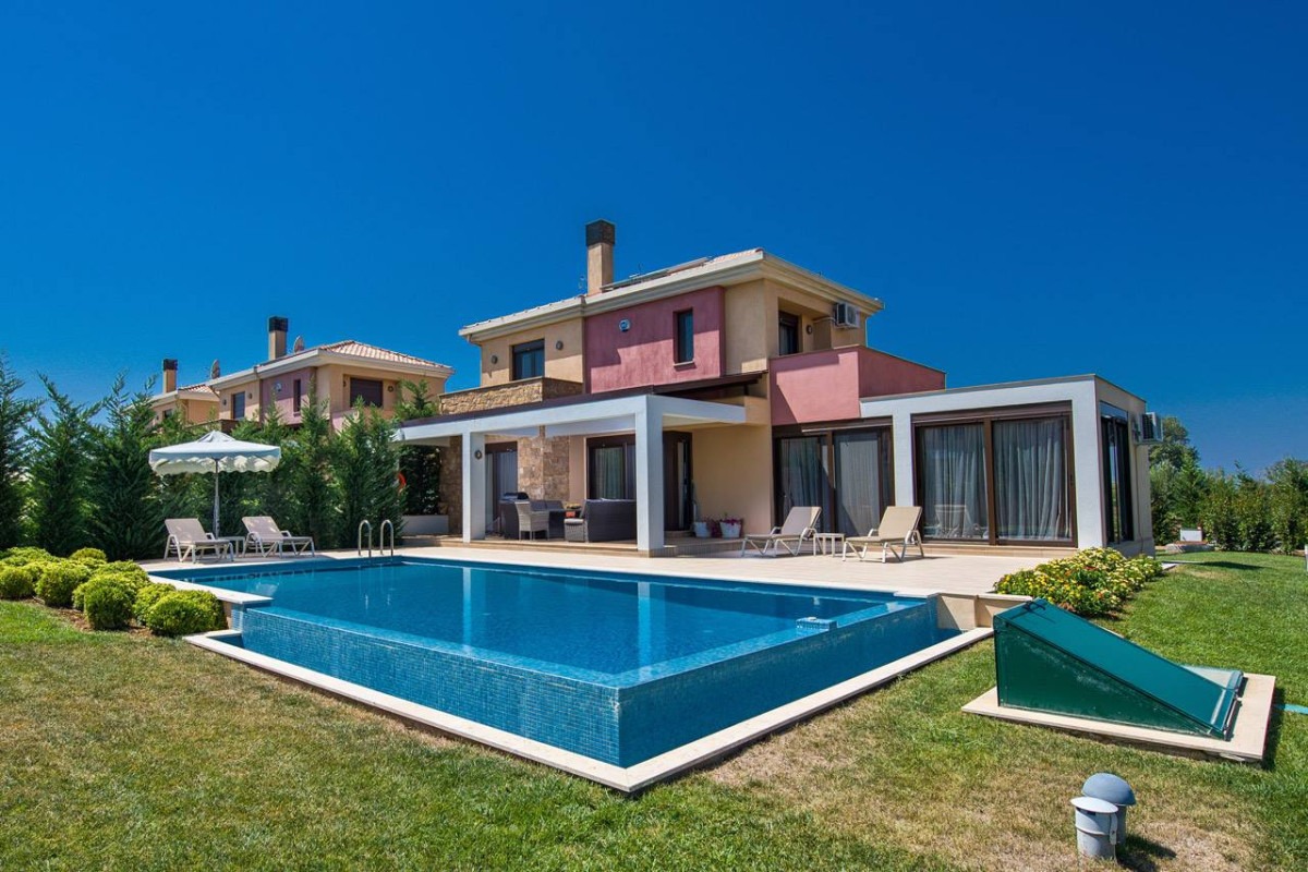 p1 Halkidiki, Sani (Kasandra) — prostrana vila sa bazenom (192 m²) | GOLDEN VISA | €580.000