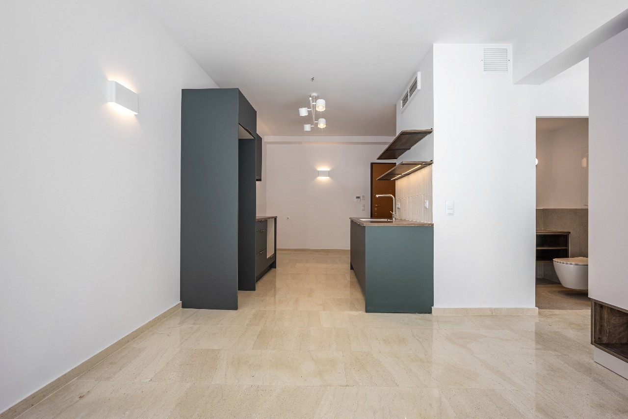 Atina, Exarhia — renoviran studio sa verandom | GOLDEN VISA | €250.000