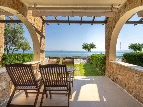 Halkidiki, Polihrono (Kasandra) — mezonet uz more, useljiv (65 m²) | €415.000