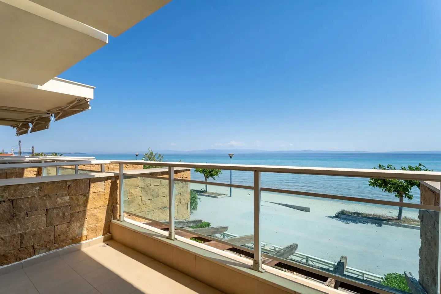 Halkidiki, Polihrono (Kasandra) — mezonet uz more, useljiv (65 m²) | €415.000