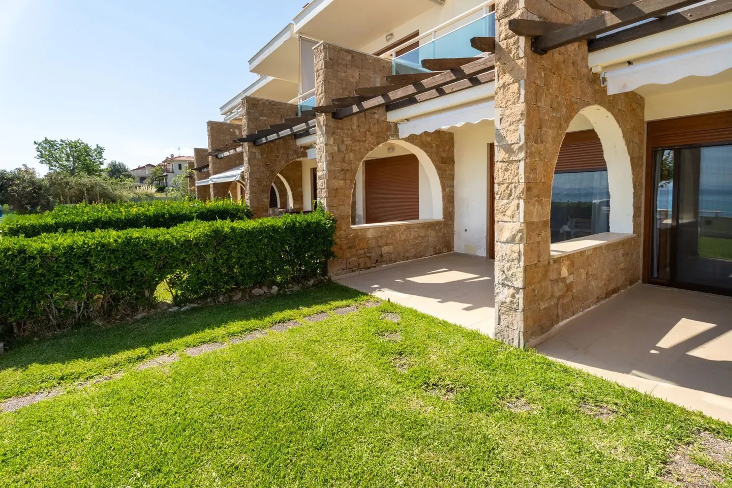 Halkidiki, Polihrono (Kasandra) — mezonet uz more, useljiv (65 m²) | €415.000