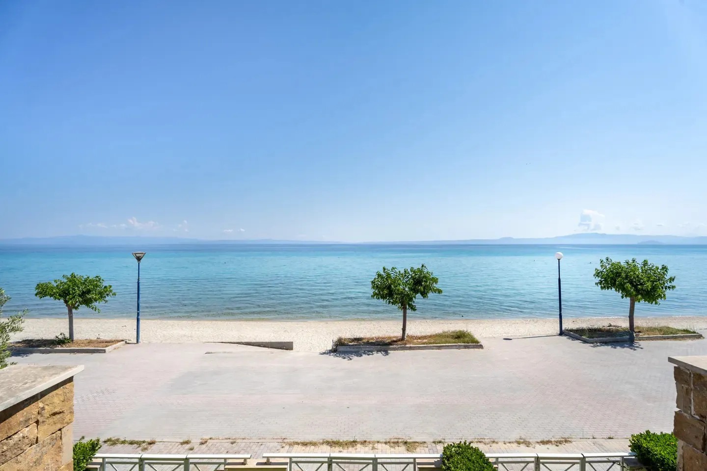 Halkidiki, Polihrono (Kasandra) — mezonet uz more, useljiv (65 m²) | €415.000