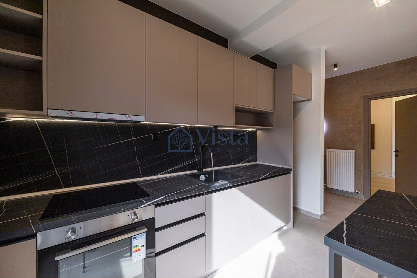 Solun, Centar — renoviran dvosoban stan na poslednjem spratu (67 m²) | €185.000