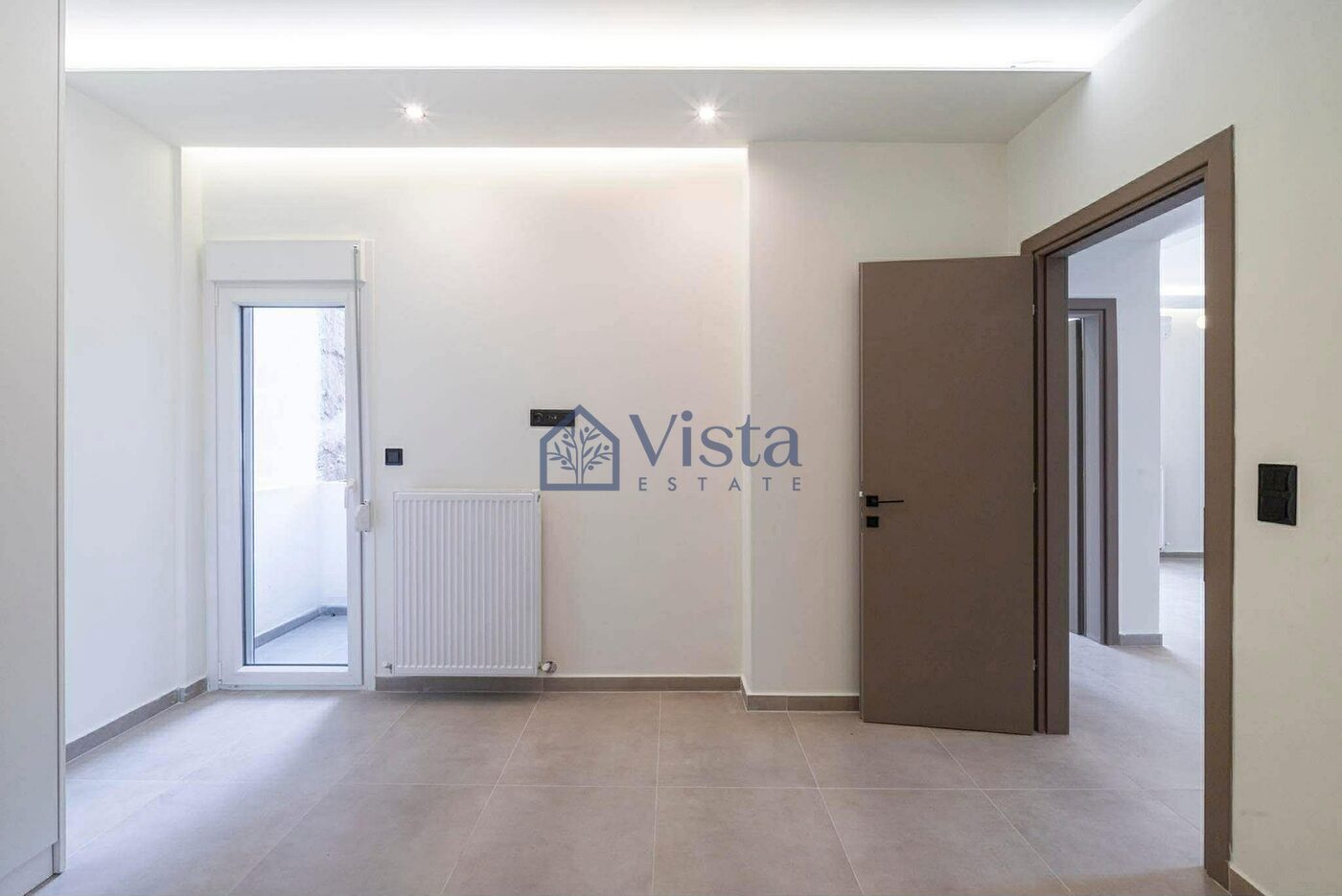 Solun, Centar — renoviran dvosoban stan na poslednjem spratu (67 m²) | €185.000