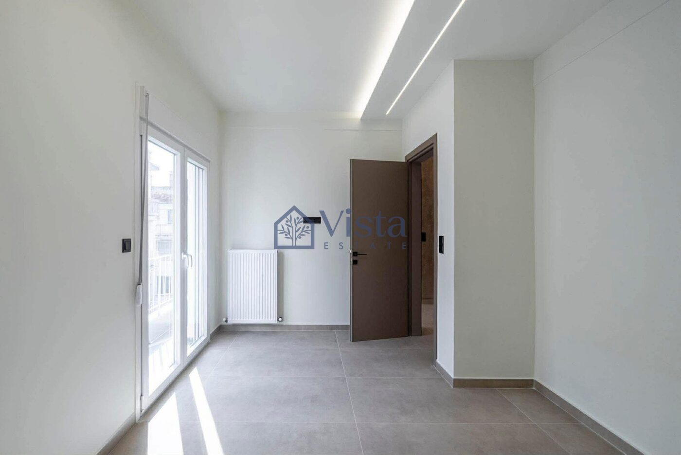Solun, Centar — renoviran dvosoban stan na poslednjem spratu (67 m²) | €185.000