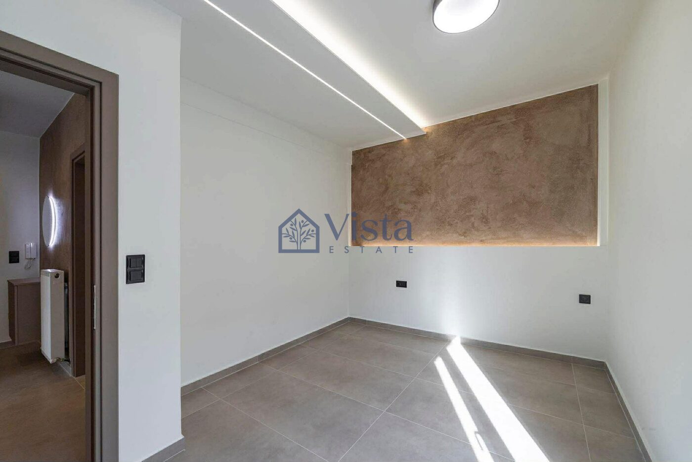Solun, Centar — renoviran dvosoban stan na poslednjem spratu (67 m²) | €185.000